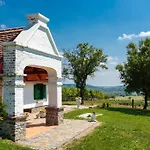 Oereghegyi Apartamento *